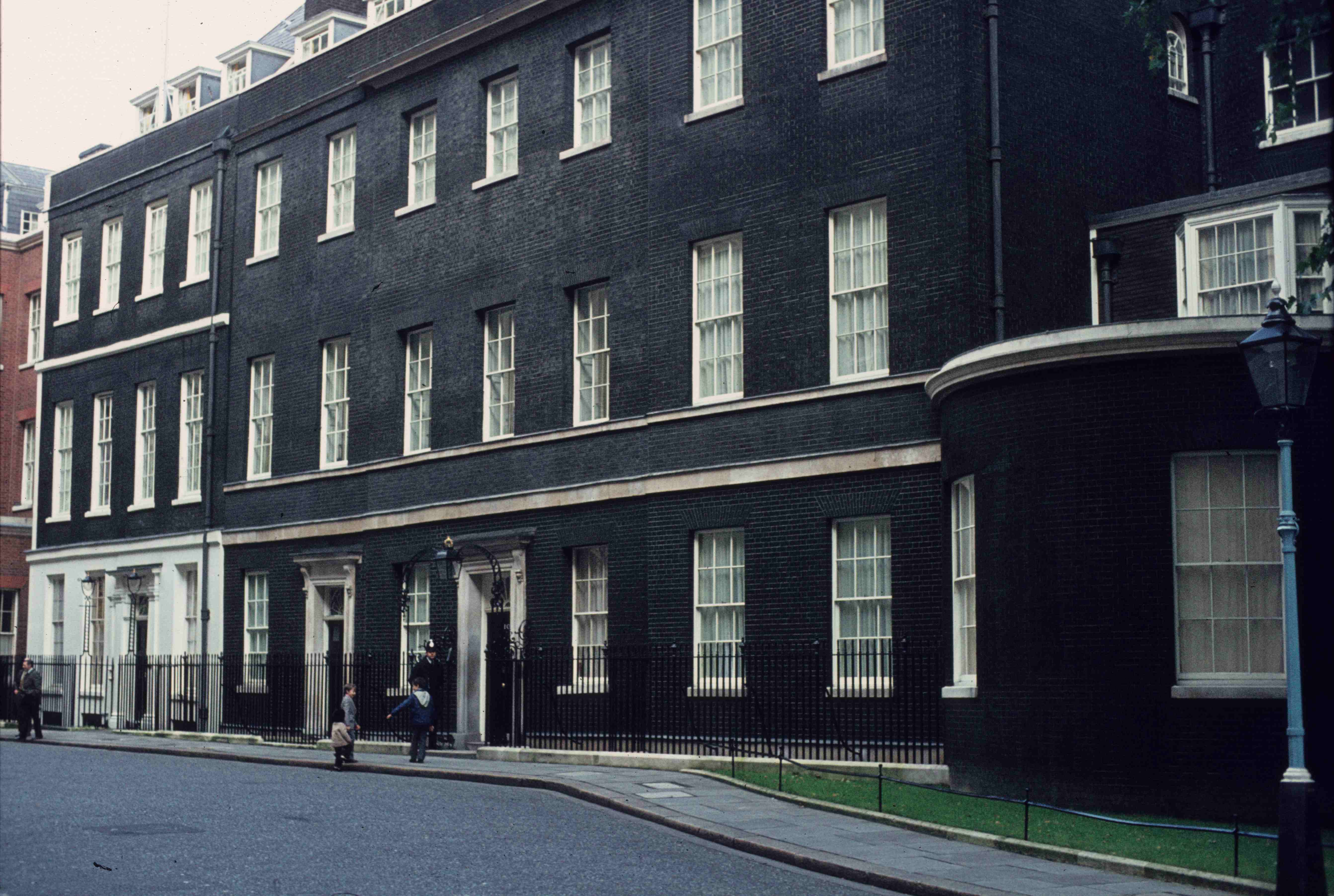 10 downing street. Даунинг-стрит в Лондоне. Даунинг-стрит 10 в Лондоне. Резиденция премьер-министра Великобритании. Даунинг-стрит Кристофер РЕН.