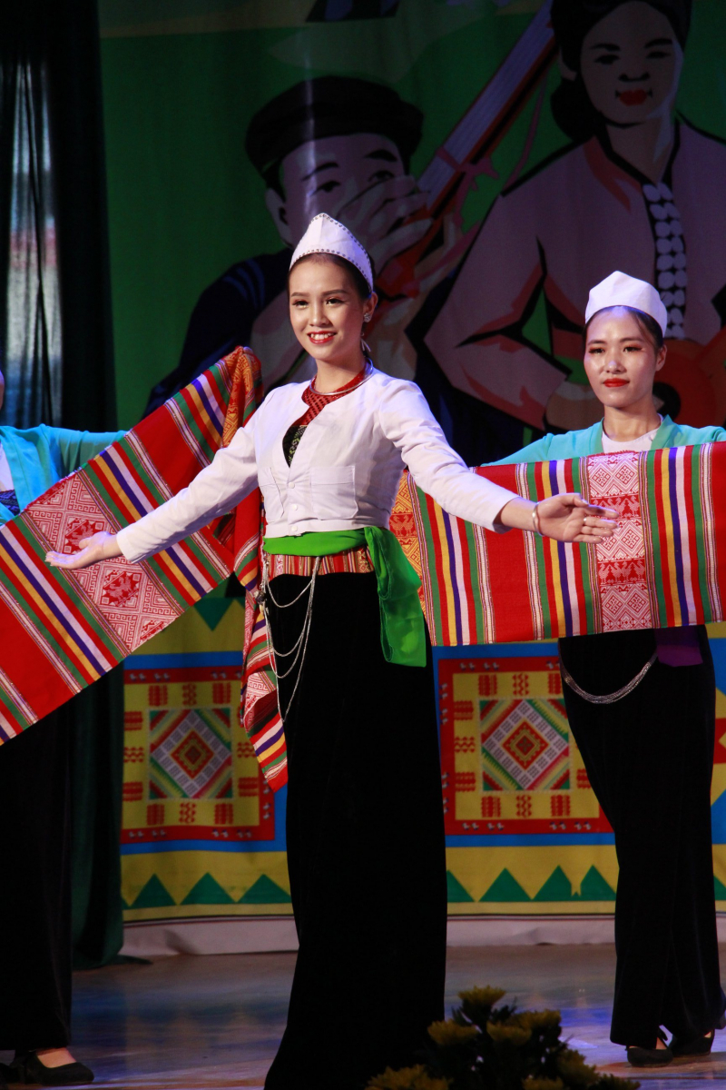 Hãy chiêm ngưỡng sự đẹp của trang phục truyền thống Việt Nam! Những trang phục này không chỉ thể hiện vẻ đẹp tinh tế mà còn mang trong mình câu chuyện về lịch sử và văn hóa của dân tộc. Hãy cùng khám phá những bộ trang phục đầy màu sắc và sức sống này.