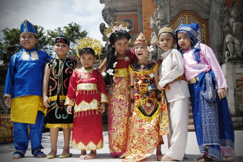 Keanekaragaman bangsa baik budaya adat istiadat bahasa dan agama bagi indonesia bukan penghalang untuk mewujudkan