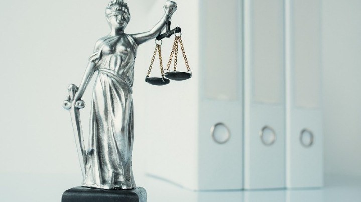 Bagaimana hubungan antara kesadaran hukum dan tegaknya keadilan