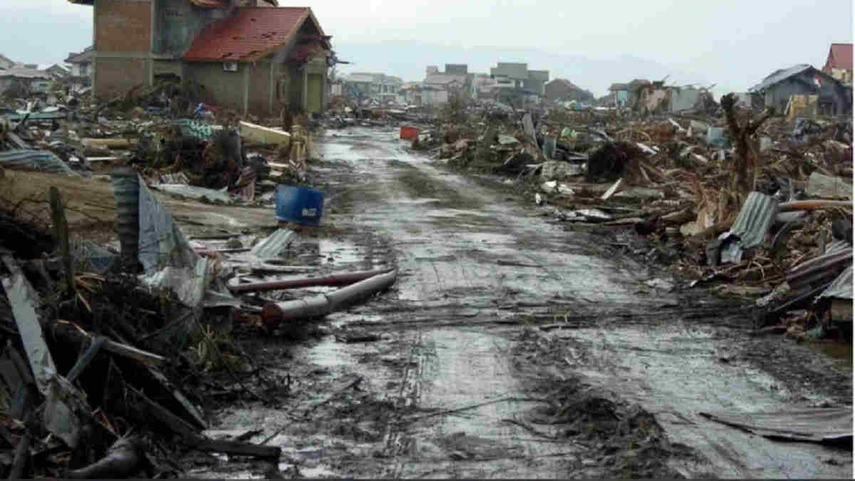 Petugas pencabut nyawa untuk masyarakat yang terkena gempa bumi dan tsunami adalah malaikat ...
