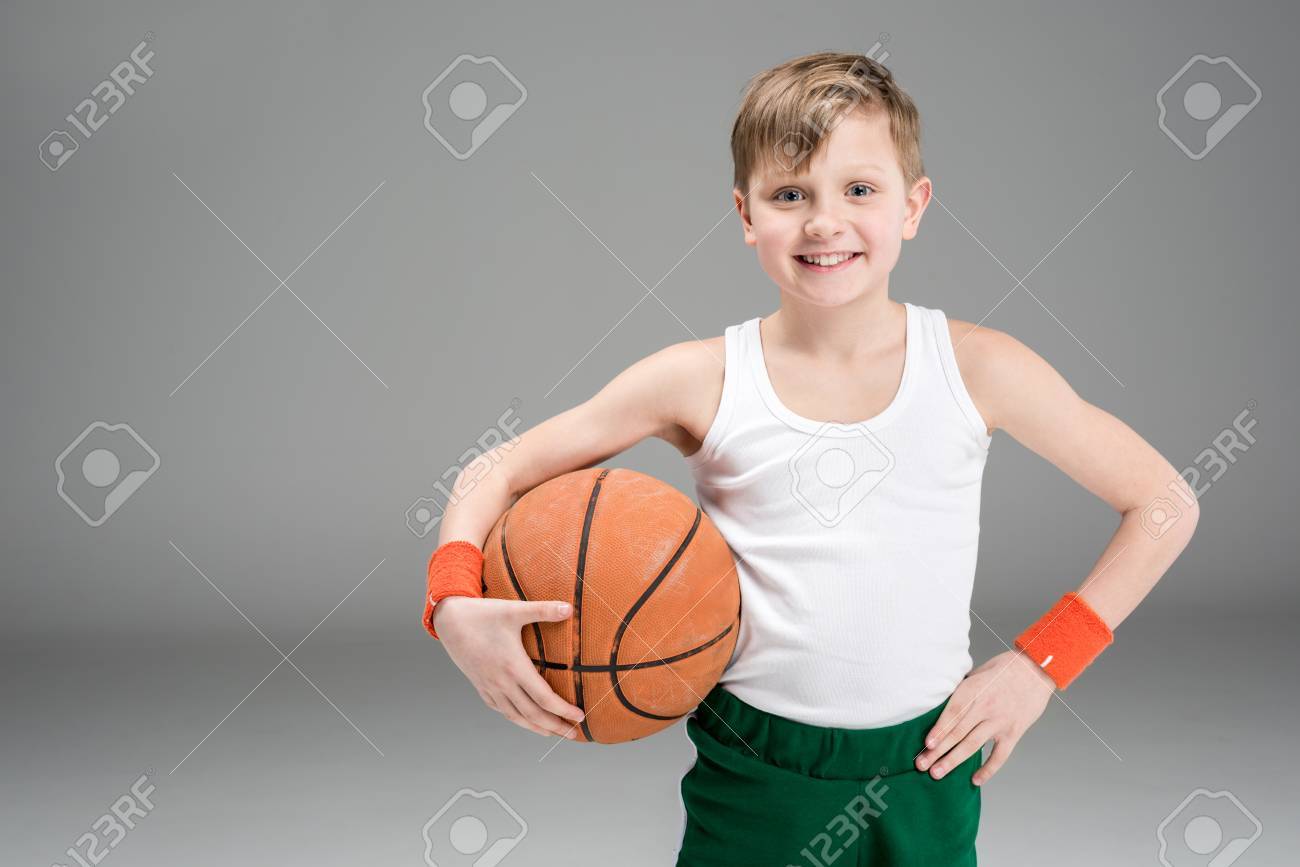 Niño Jugando Baloncesto Con El Balón De La Cesta. Niño Que Presenta Una  Pelota De Baloncesto. Foto de archivo - Imagen de afuera, salto: 213222882