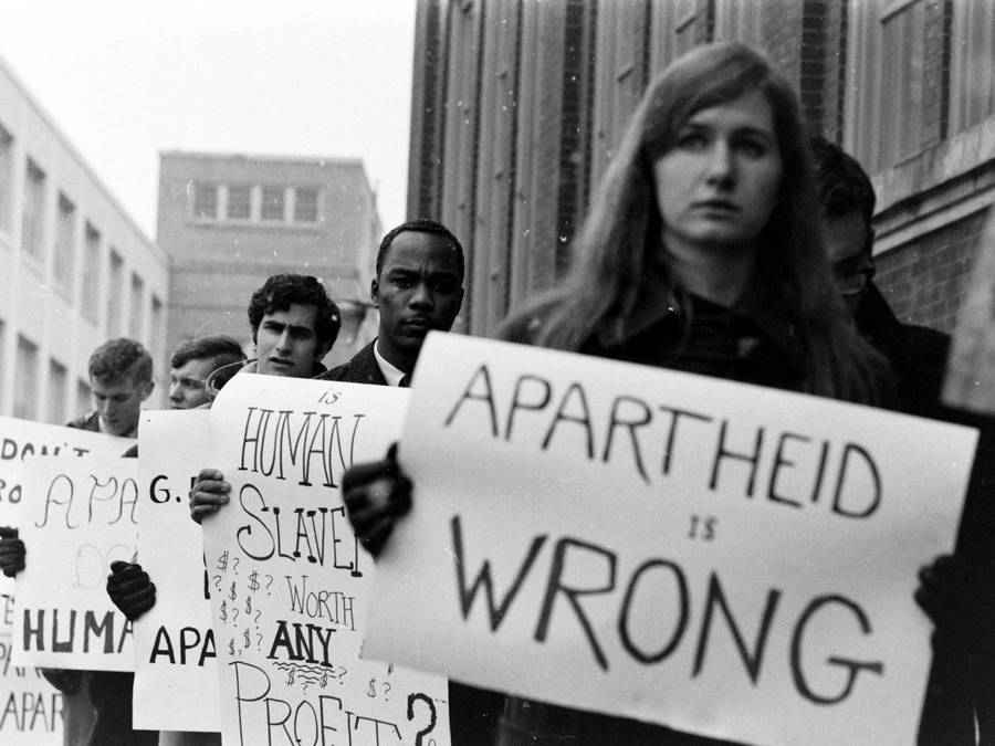 Langkah yang ditempuh oleh tokoh kulit hitam nelson mandela dalam menentang politik apartheid adalah ....