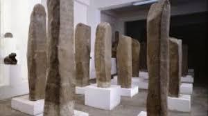 Persembahan zaman berupa bangunan sebagai tempat meja leluhur berfungsi pada arwah untuk memuja megalitikum batu disebut yang Fenomenal: 10
