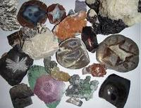 مادة طبيعية غير حية تشكل الصخور