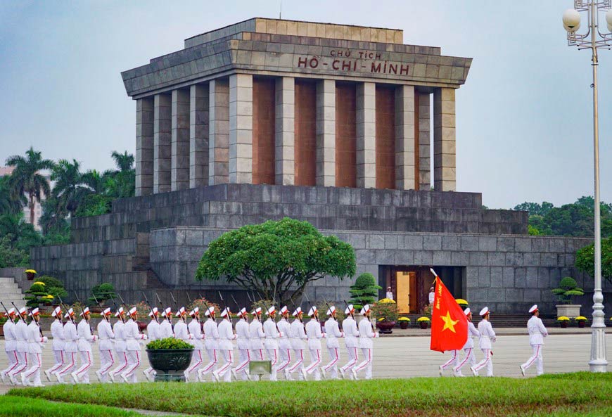 Từng nét vẽ trong tranh lăng Bác đã gắn kết lại tinh thần yêu nước của người Việt Nam. Hãy đến để cùng khắc ghi lại những trang sử lớn của đất nước Việt Nam.