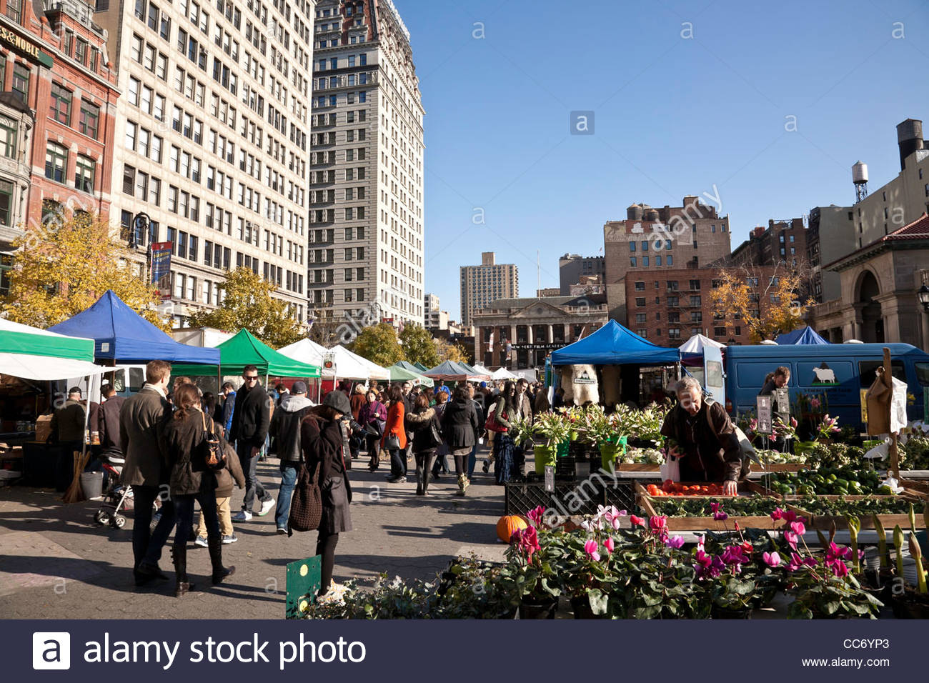 Union Square, San Francisco., Union Square is a 2.6-acre (1…