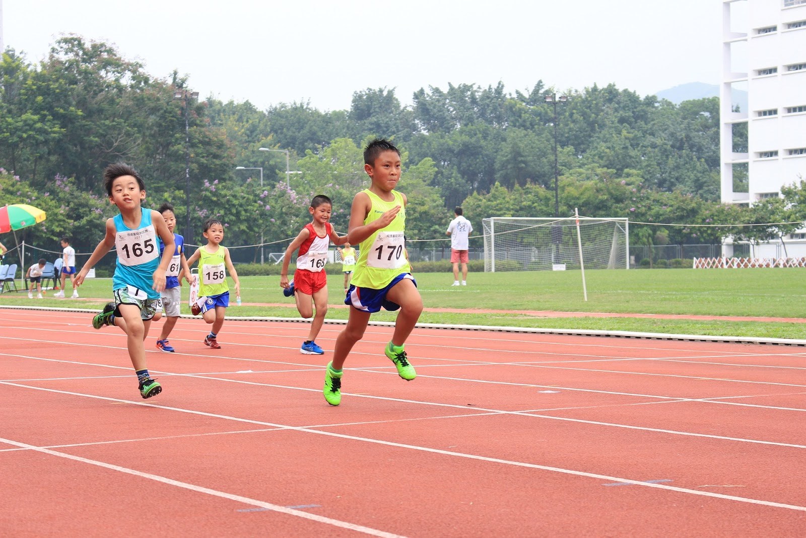 Perlombaan lari dengan jarak 100 m 200 m dan 400 m termasuk jenis perlombaan lari dengan jarak