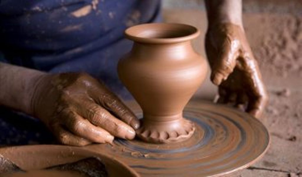 Pada pembuatan keramik teknik slab teknik pembentukan badan keramik dibuat membentuk